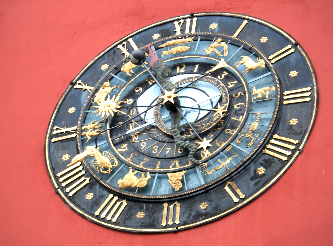 Explications autour des cadrans solaires et de l’horloge astronomique