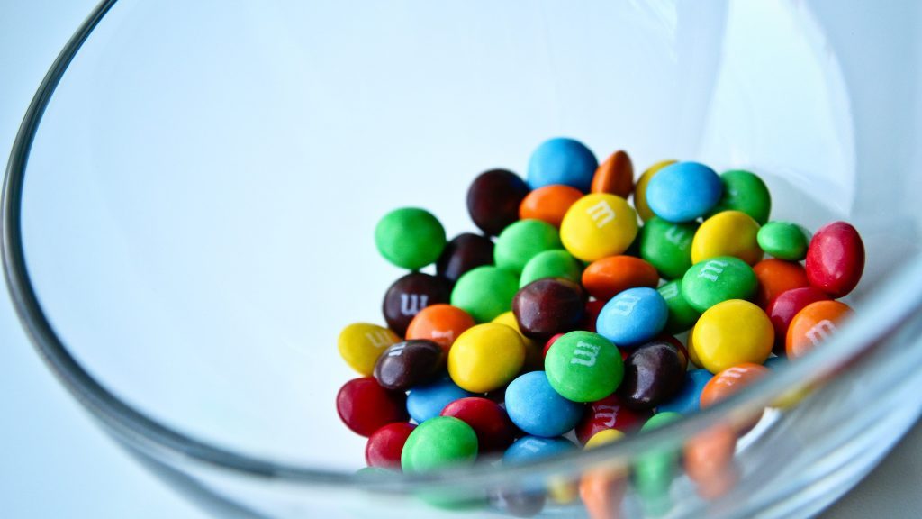 Des chocolats M&M's dans un bol