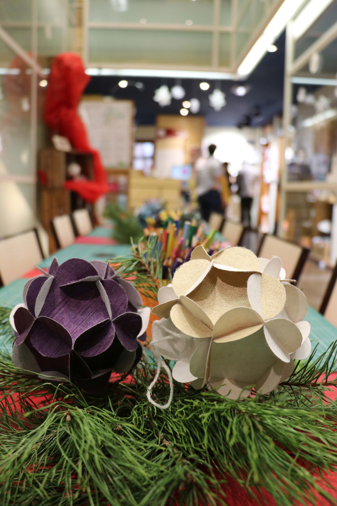 Atelier de Noël : Boules de Noël en papier (à partir de 7 ans)