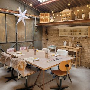 Atelier poterie dans une ambiance cosy à la Fabrique d’Anaïs