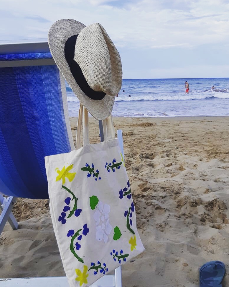 Atelier d’été pour Enfants – Tot bag floral au pochoir (Enfants de 7 à 12 ans)
